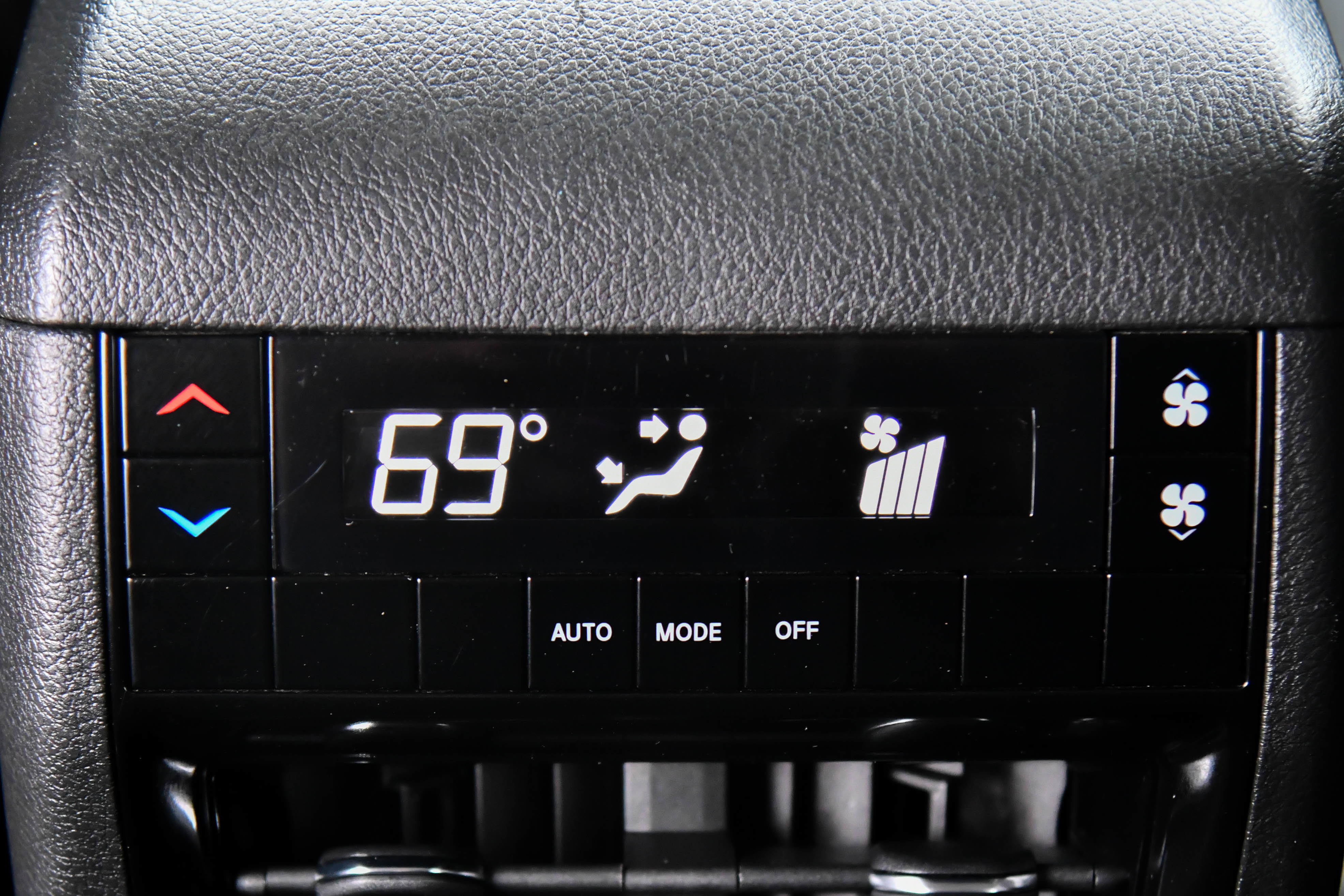 Used 2023 Jeep Grand Cherokee L Laredo image 38