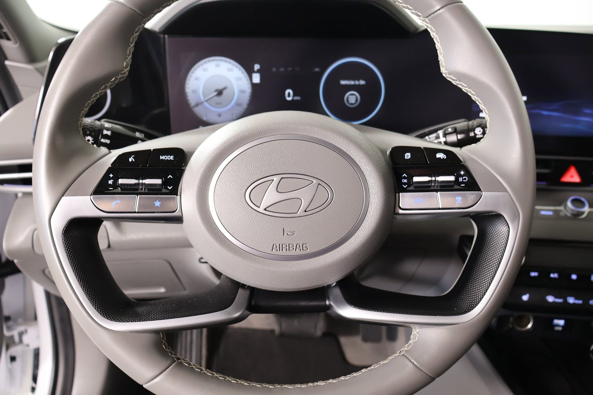 Used 2024 Hyundai Elantra SEL w/ Convenience Package image 3