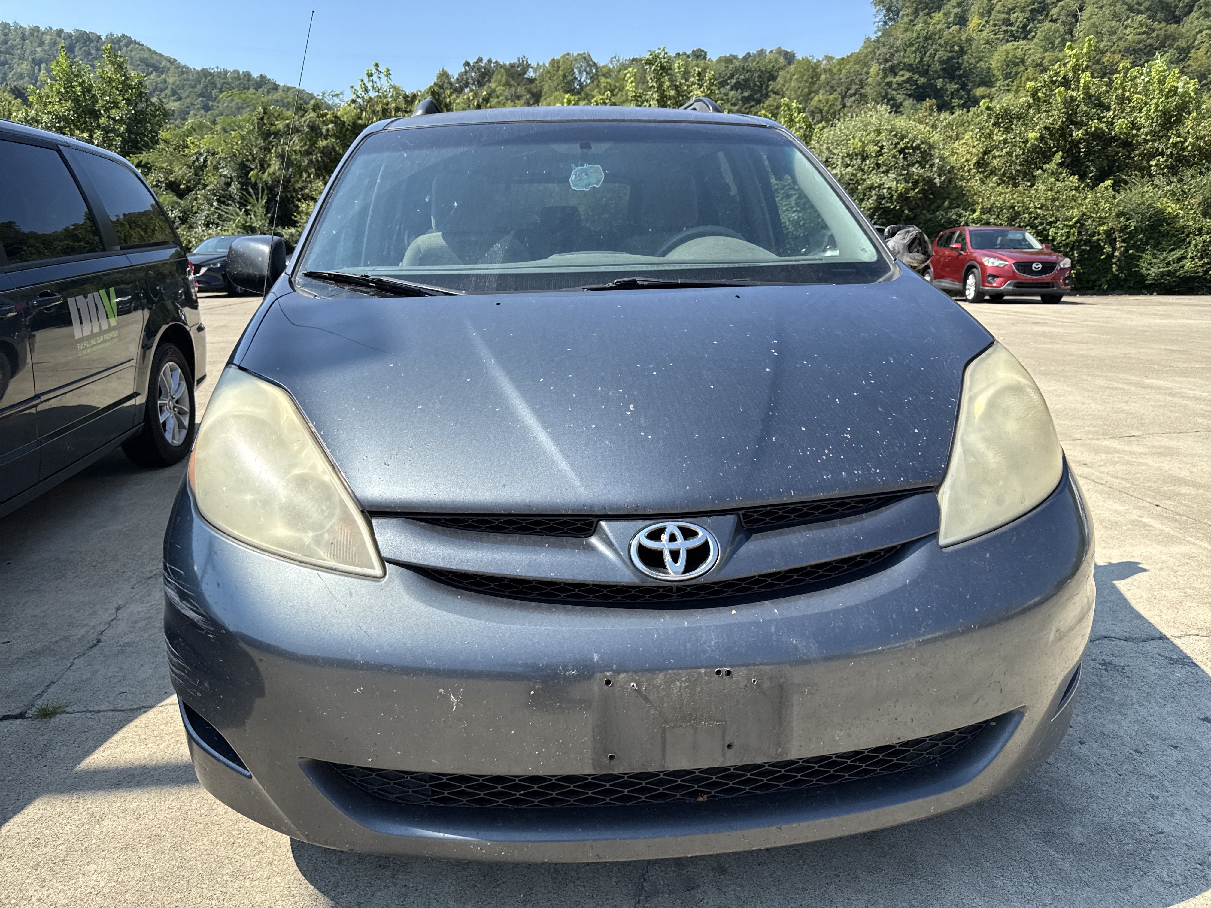 Used 2009 Toyota Sienna LE FWD image 2
