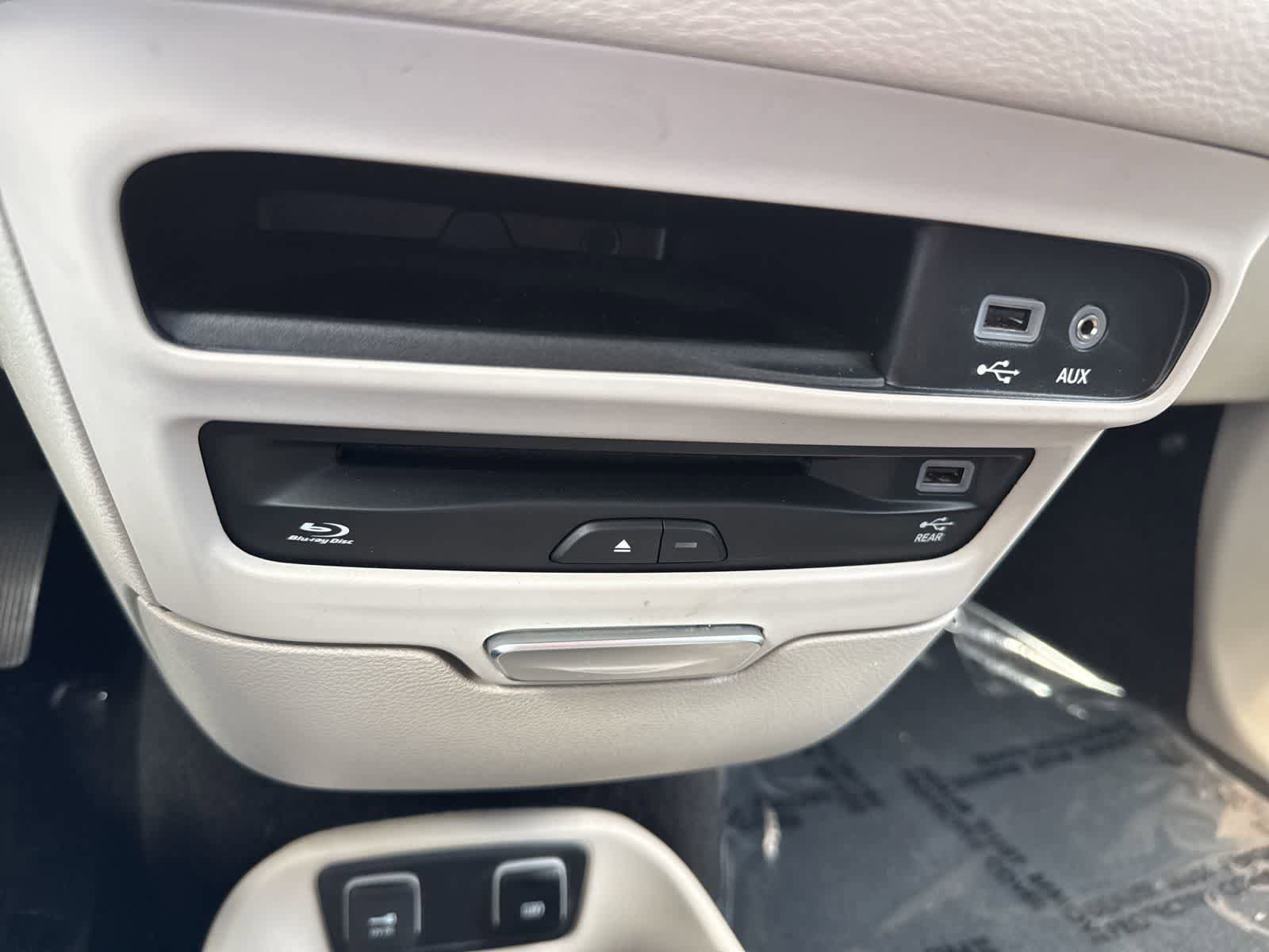 Used 2019 Chrysler Pacifica Limited w/ Advanced Safetytec Group FWD image 20