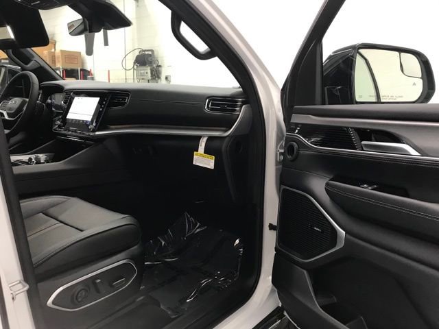 New 2025 Jeep Wagoneer 4WD w/ Convenience Group I image 41
