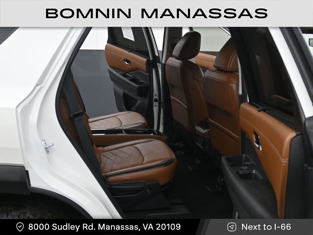 Used 2024 Nissan Pathfinder Platinum image 10