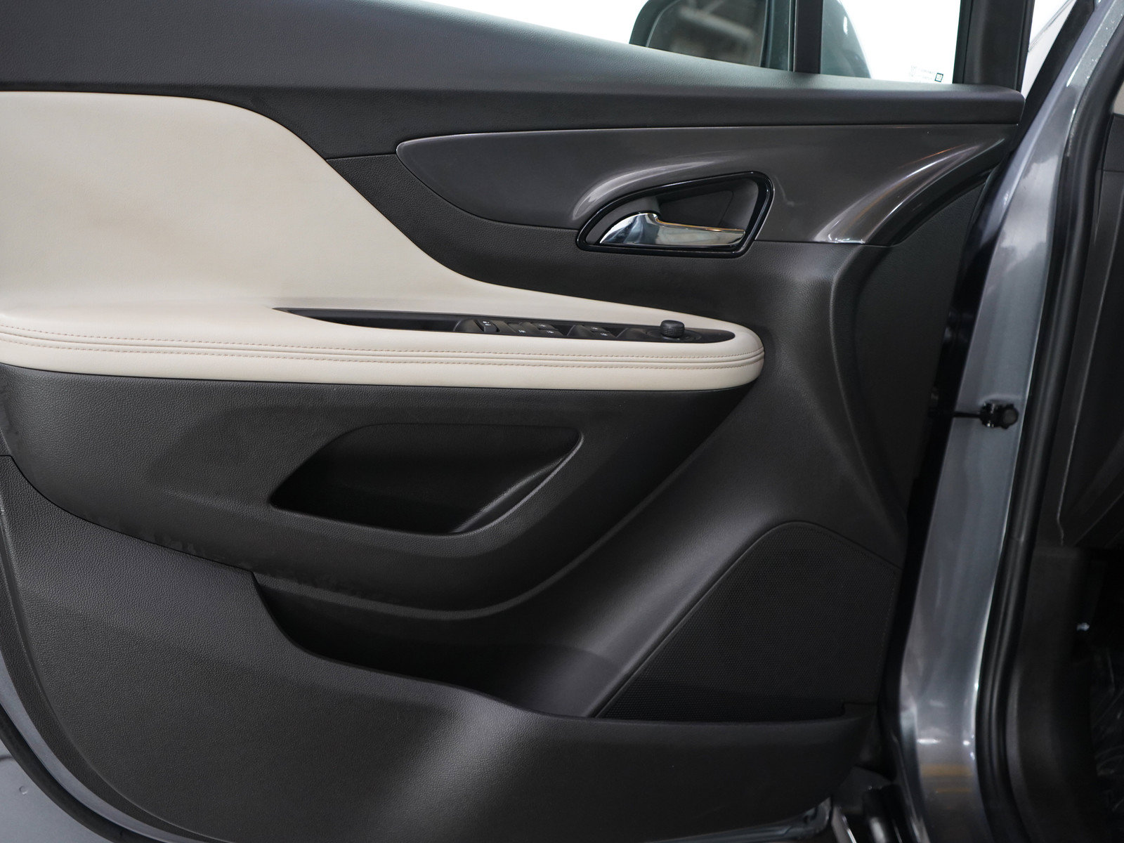 Used 2019 Buick Encore Essence w/ Safety Package II FWD image 18