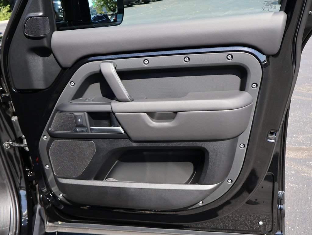 New 2026 Land Rover Defender 130 X-Dynamic SE AWD/4WD image 11
