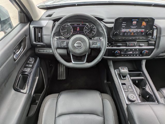 Used 2025 Nissan Pathfinder SL AWD/4WD image 19