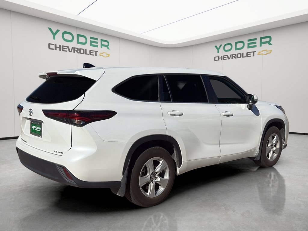 Used 2024 Toyota Highlander LE AWD/4WD image 6