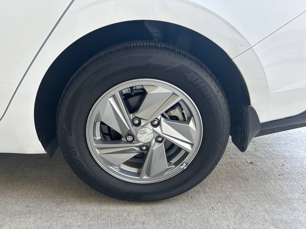 Used 2025 Hyundai Elantra SE FWD image 14