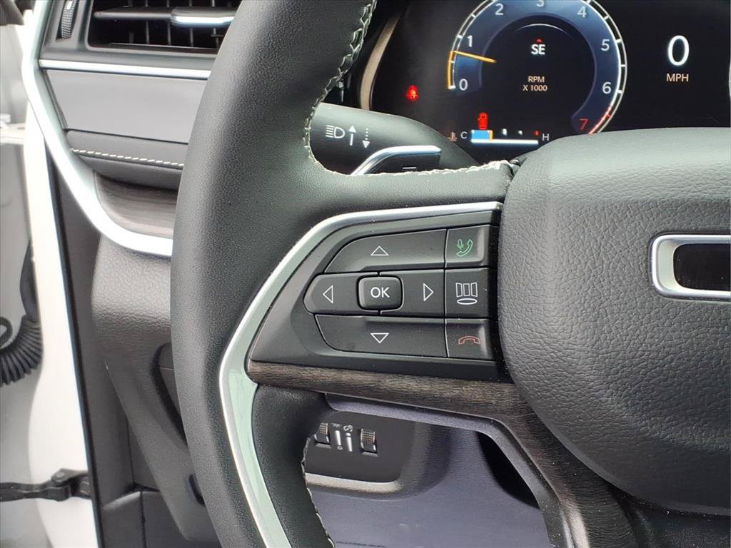 Used 2023 Jeep Grand Cherokee Limited w/ Luxury Tech Group II AWD/4WD image 12