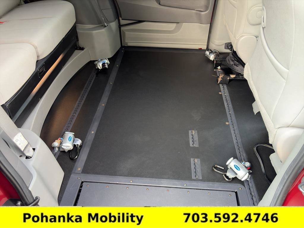 Used 2020 Toyota Sienna XLE w/ XLE Navigation Package FWD image 13
