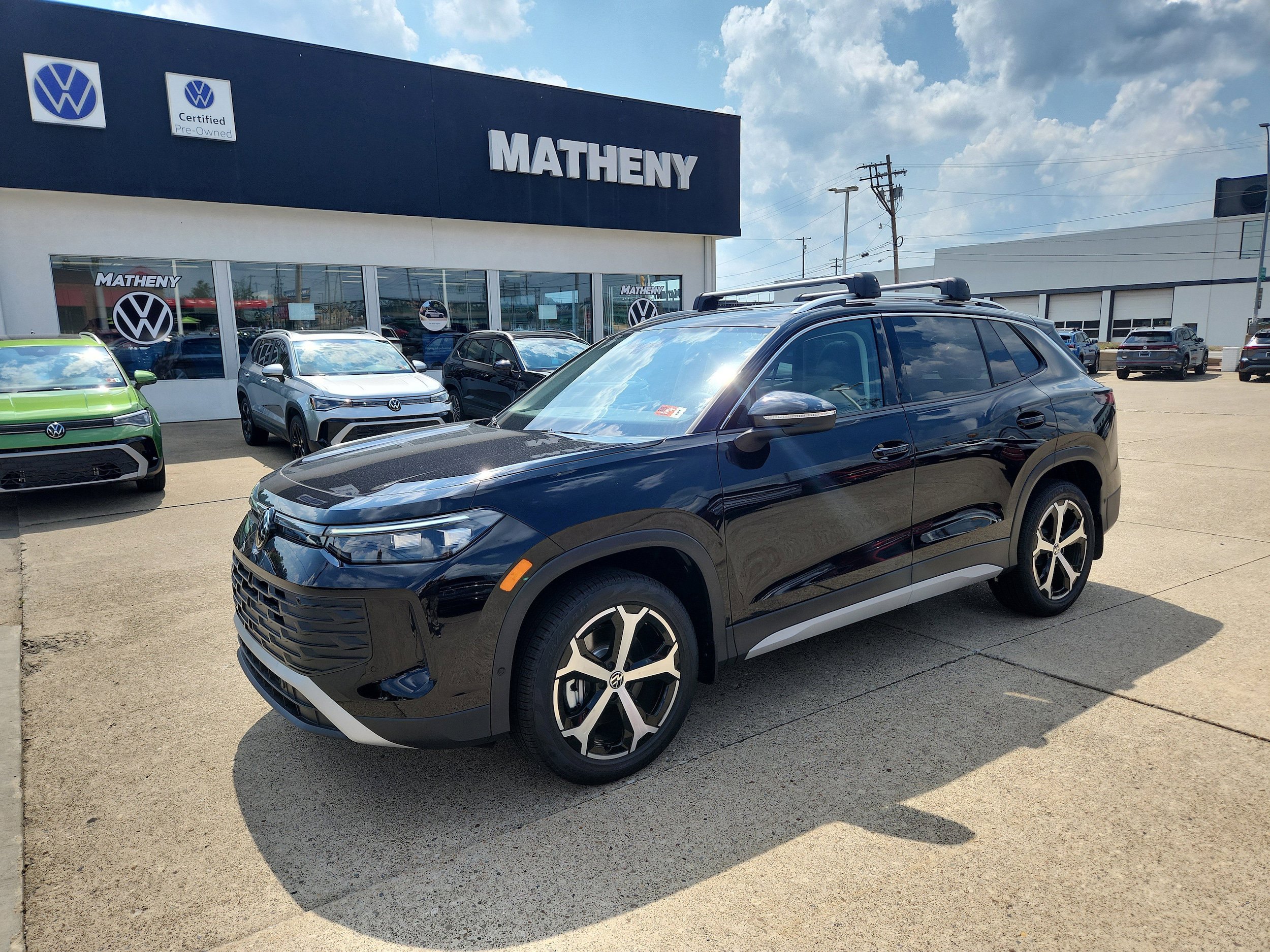 New 2025 Volkswagen Tiguan SE AWD/4WD image 1