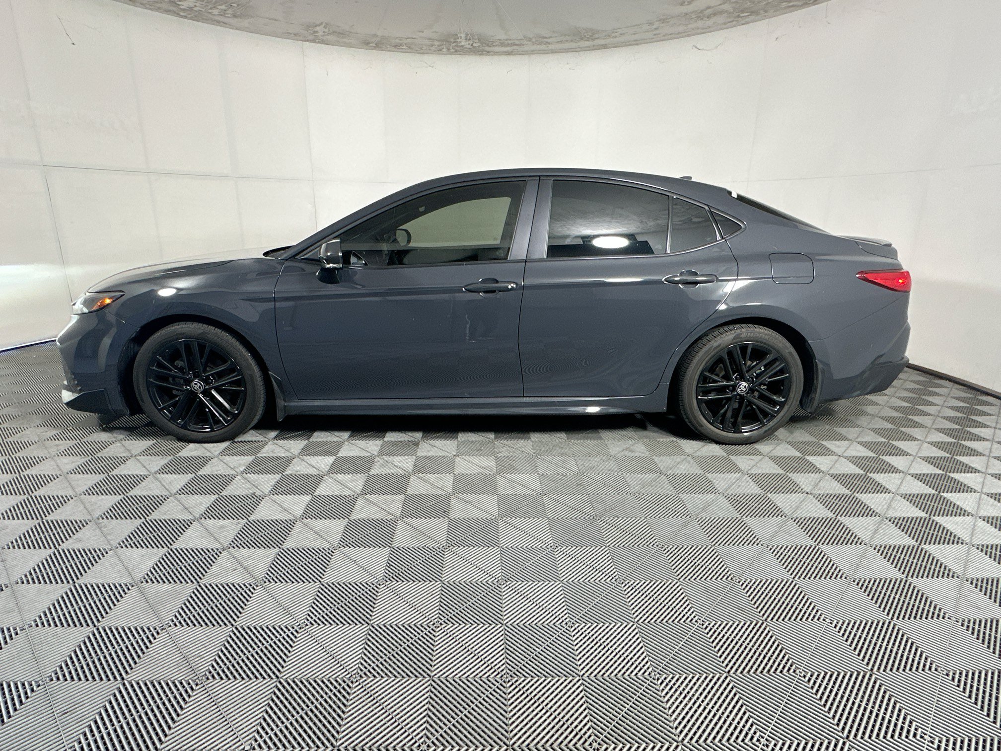 Used 2025 Toyota Camry SE FWD image 6