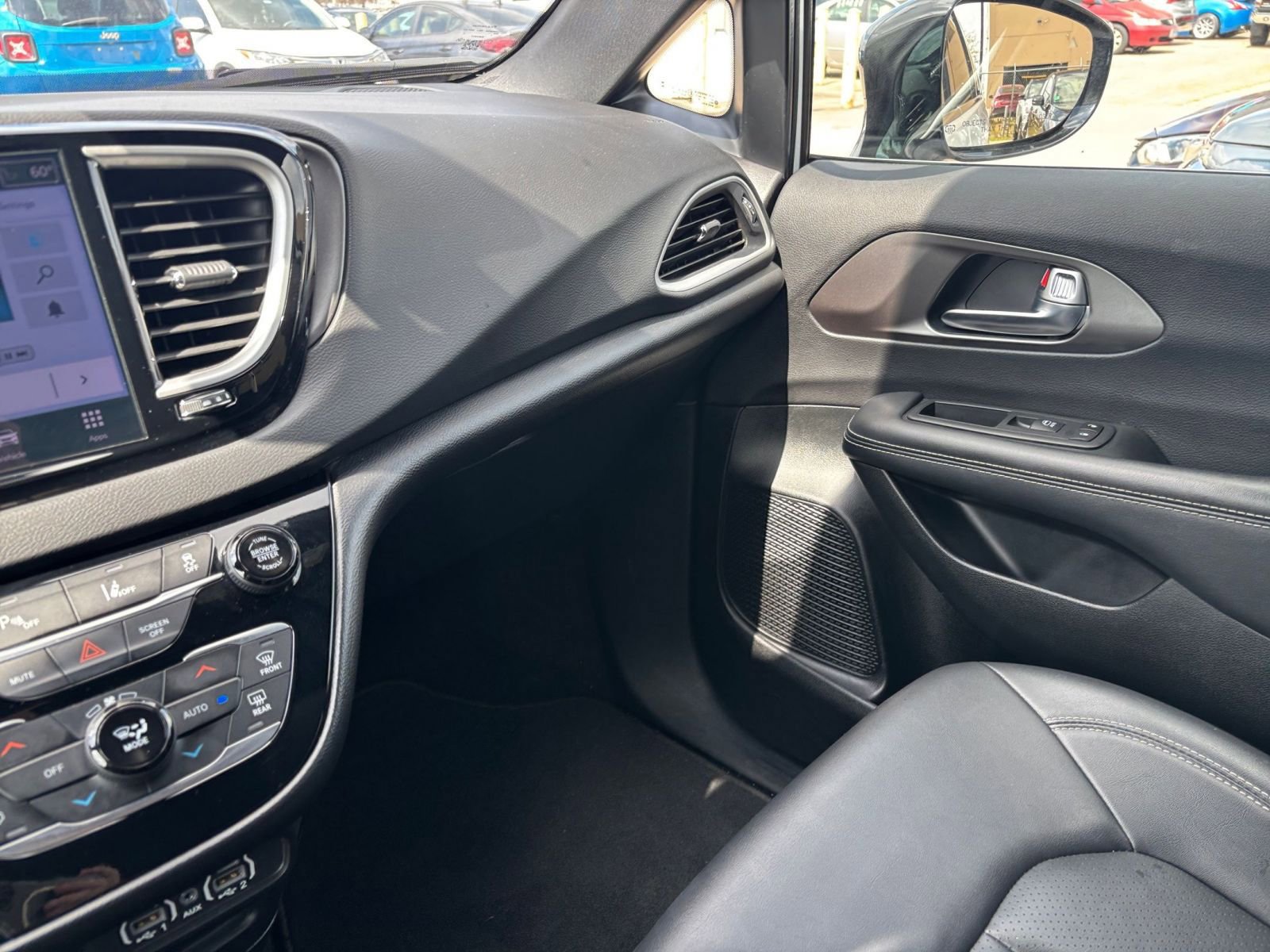 Used 2025 Chrysler Pacifica Select image 38