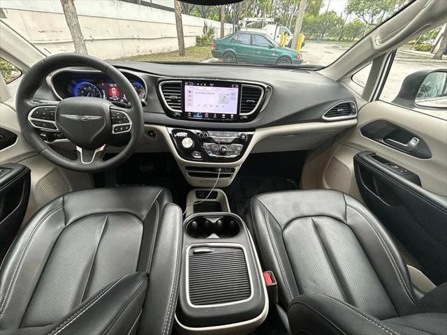Certified 2023 Chrysler Pacifica Touring-L FWD image 10