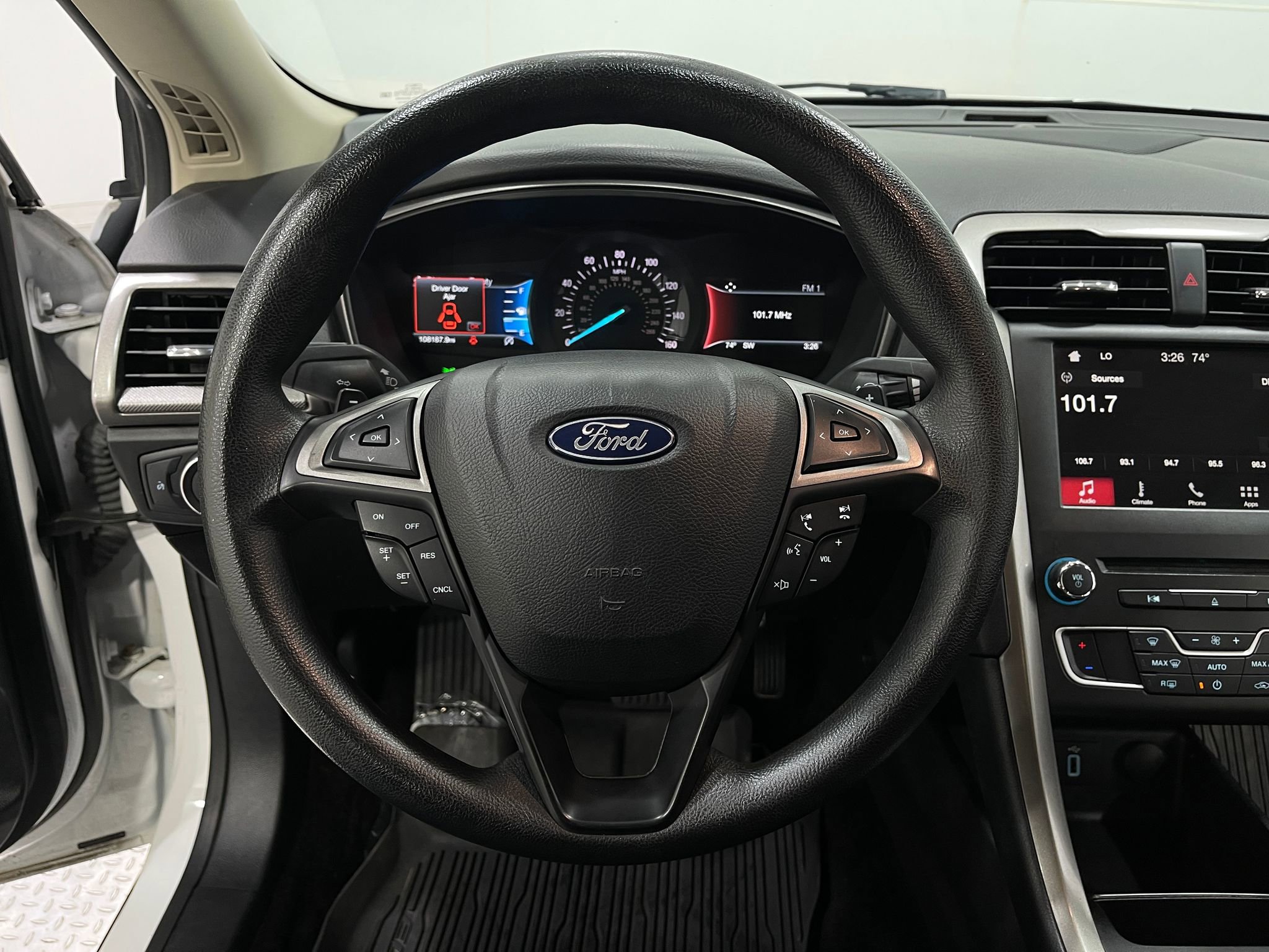 Used 2018 Ford Fusion SE w/ Fusion SE Technology Package image 20
