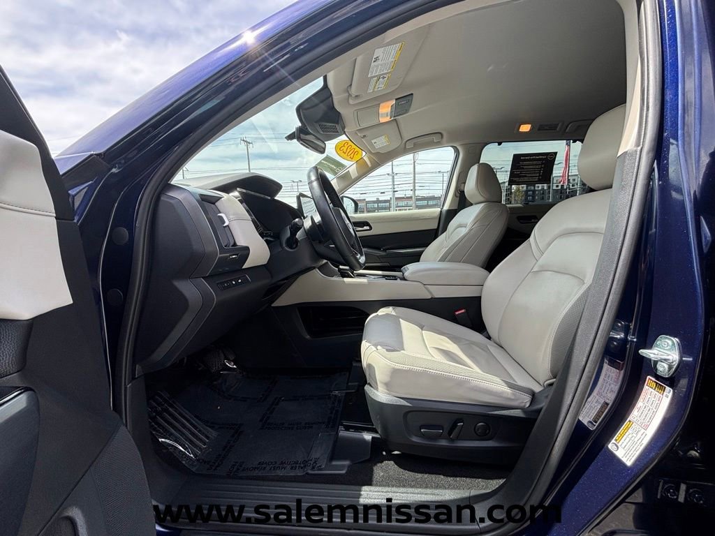 Used 2023 Nissan Pathfinder SL AWD/4WD image 9