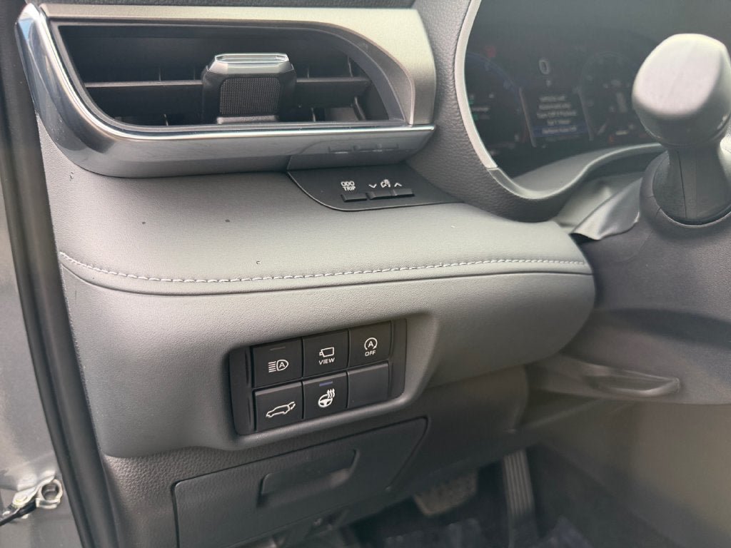 Used 2025 Toyota Highlander Limited AWD/4WD image 19