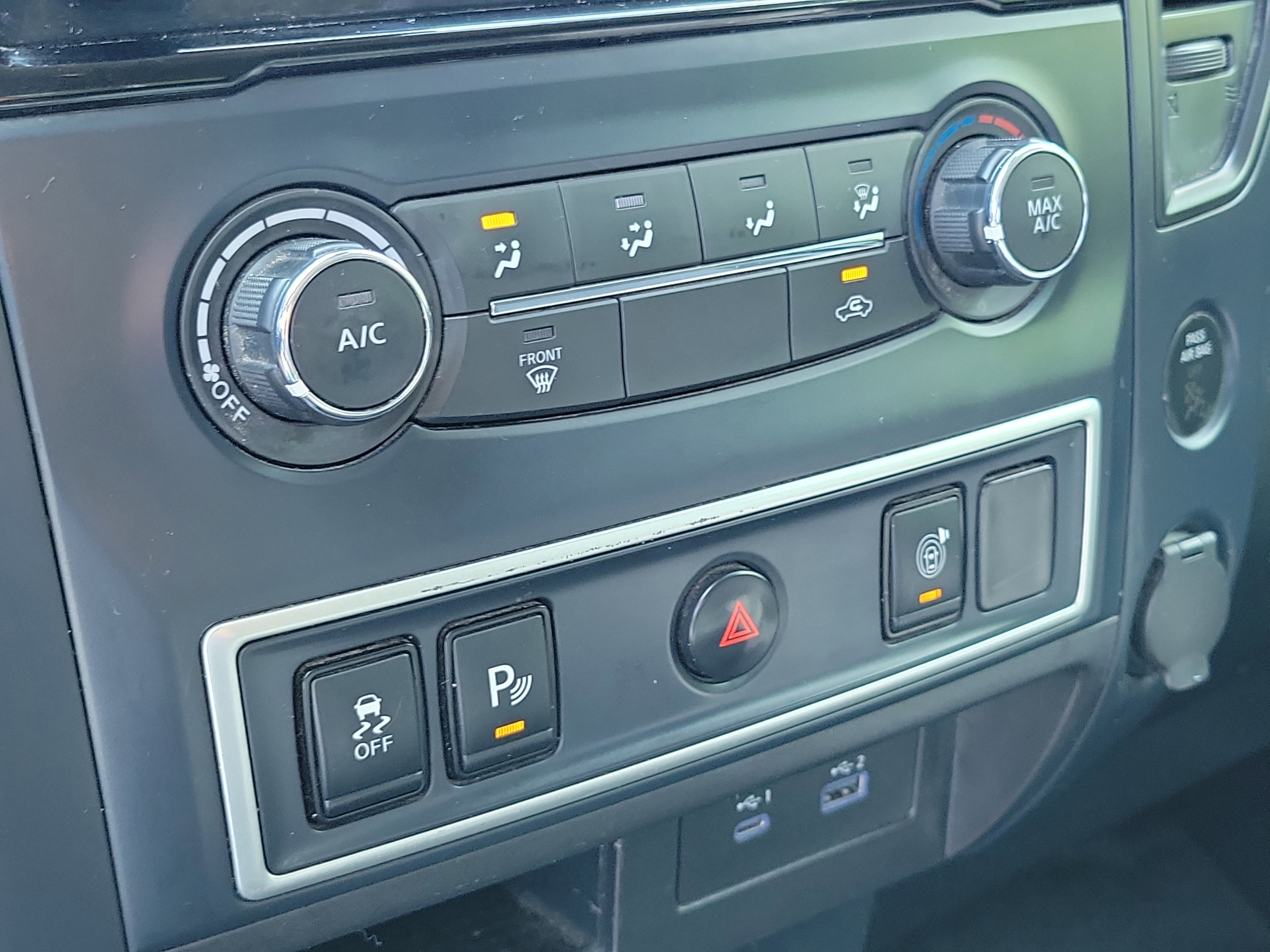 Used 2022 Nissan Titan S image 30