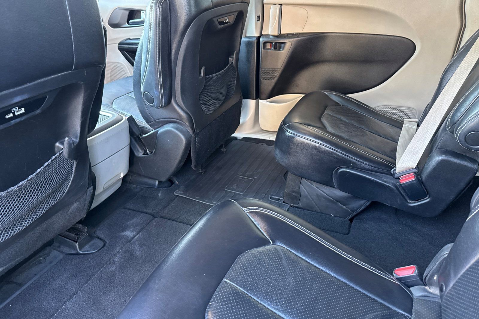 Used 2022 Chrysler Pacifica Touring-L image 15