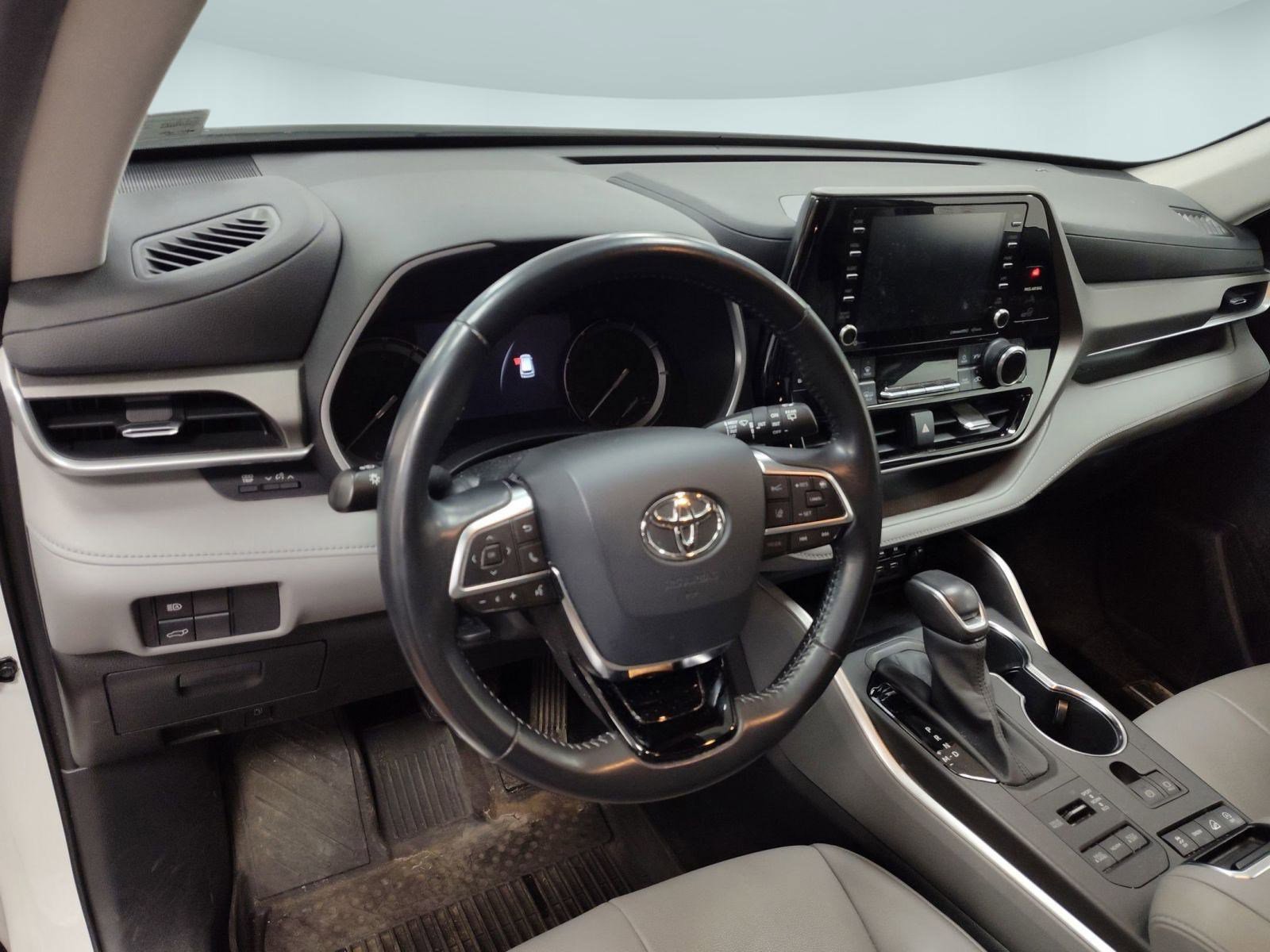 Used 2020 Toyota Highlander XLE image 4