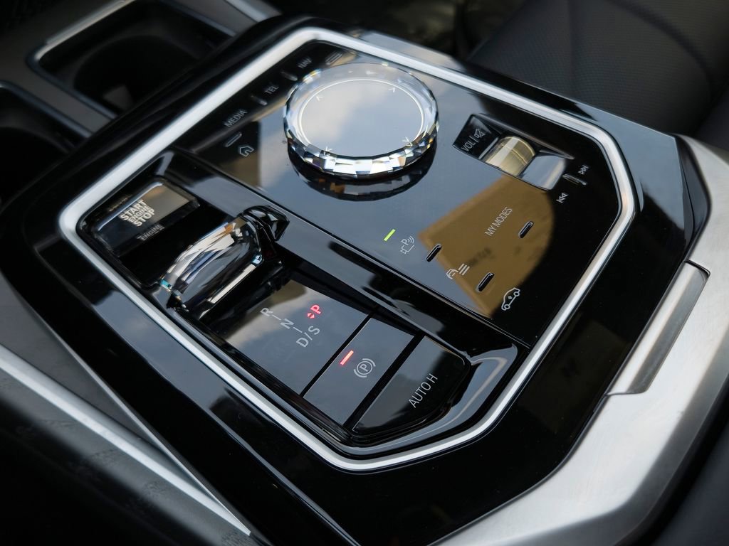 Used 2024 BMW 740i w/ Premium Package image 10