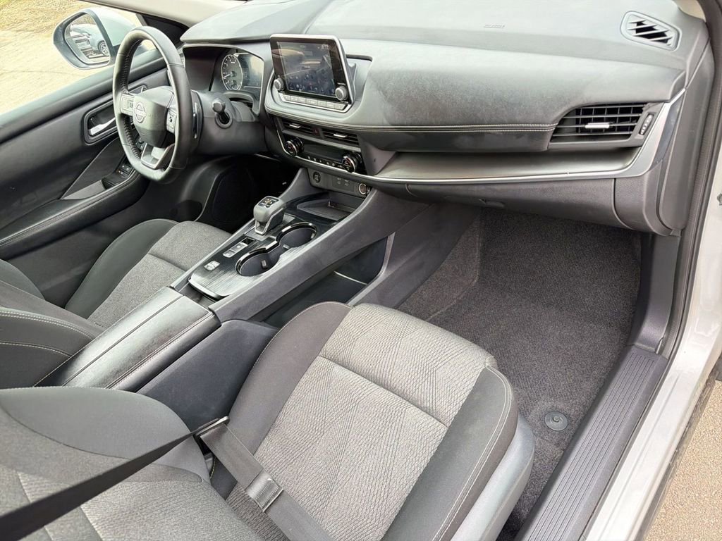 Used 2025 Nissan Rogue SV image 27