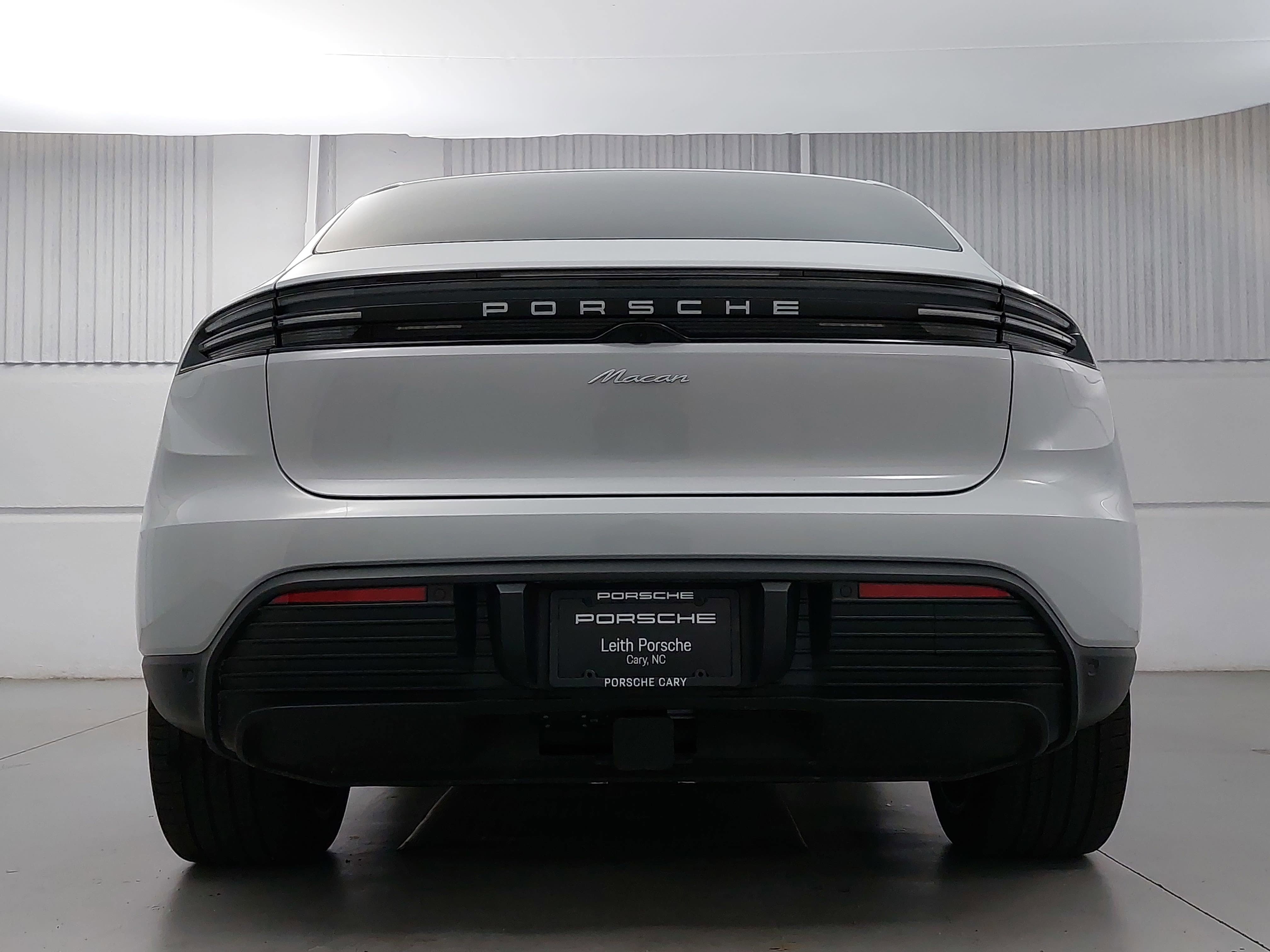 Certified 2025 Porsche Macan Electric RWD image 6