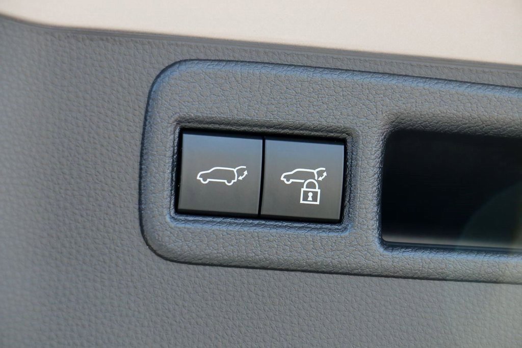 Used 2021 Toyota Venza Limited image 13