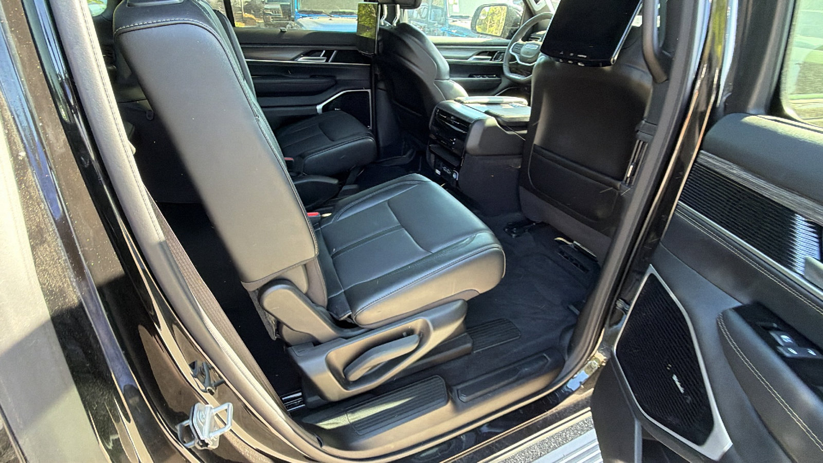 Used 2024 Jeep Wagoneer Series III w/ Premium Group I AWD/4WD image 22