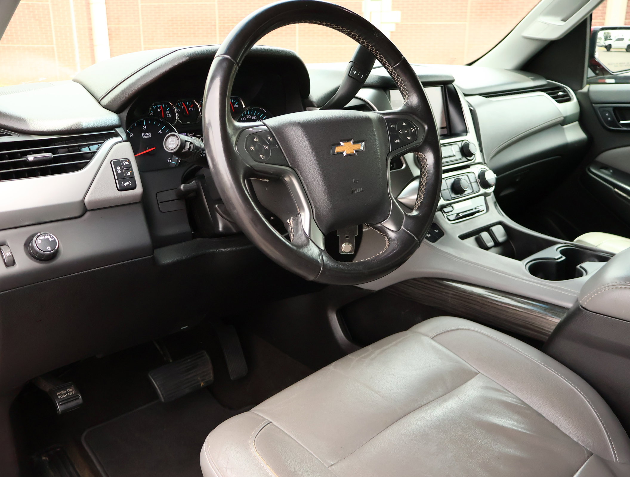 Used 2015 Chevrolet Suburban LT RWD image 2