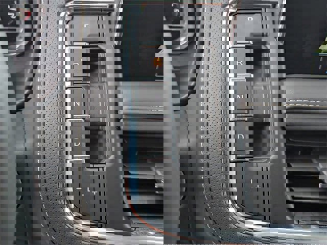 Used 2024 GMC Yukon SLT w/ SLT Luxury Package image 19