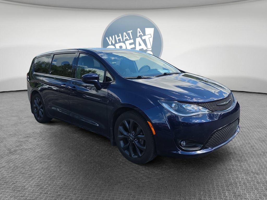 Used 2020 Chrysler Pacifica Touring w/ S Appearance Package FWD image 1