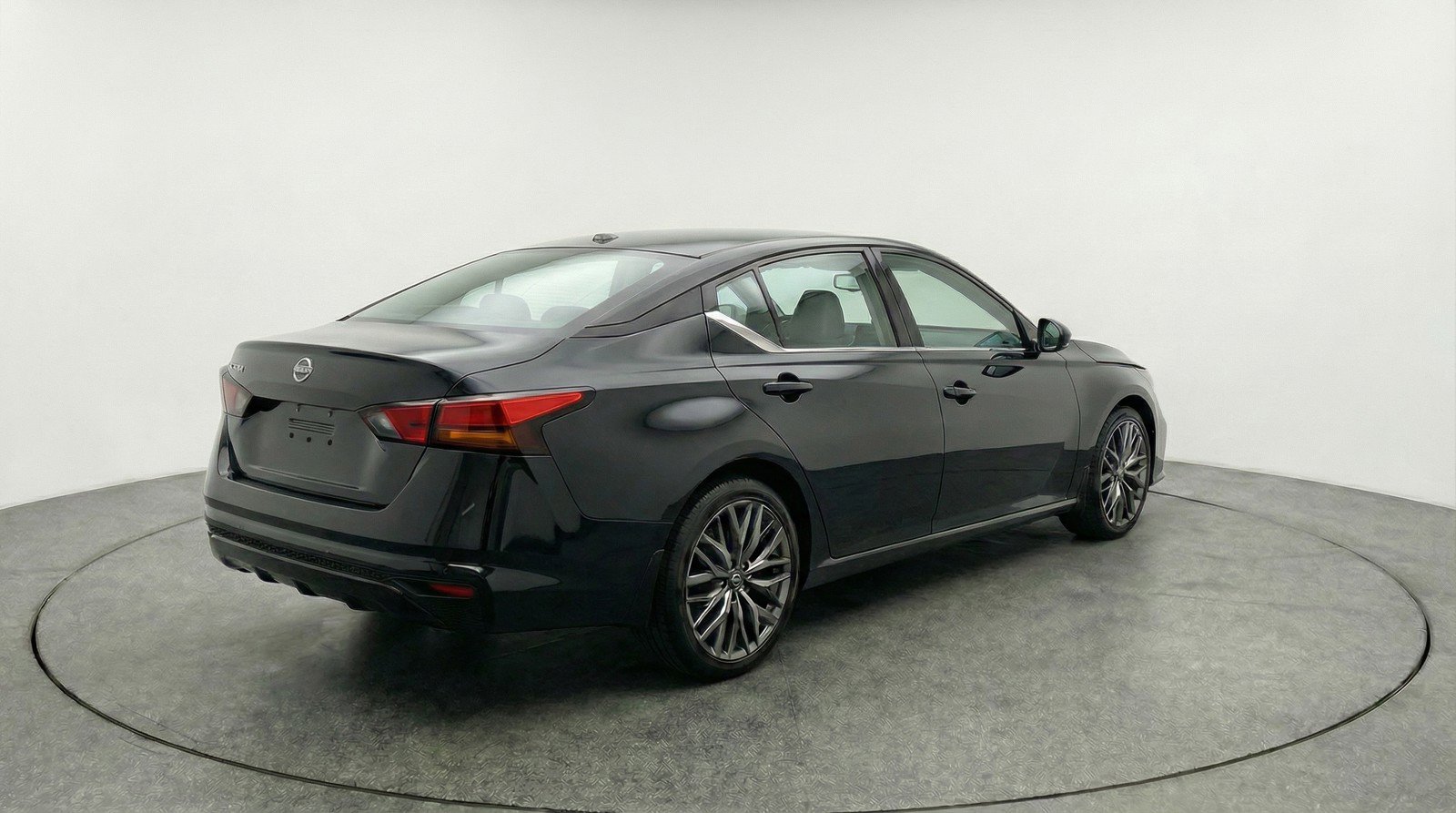 Used 2025 Nissan Altima 2.5 SV FWD image 9