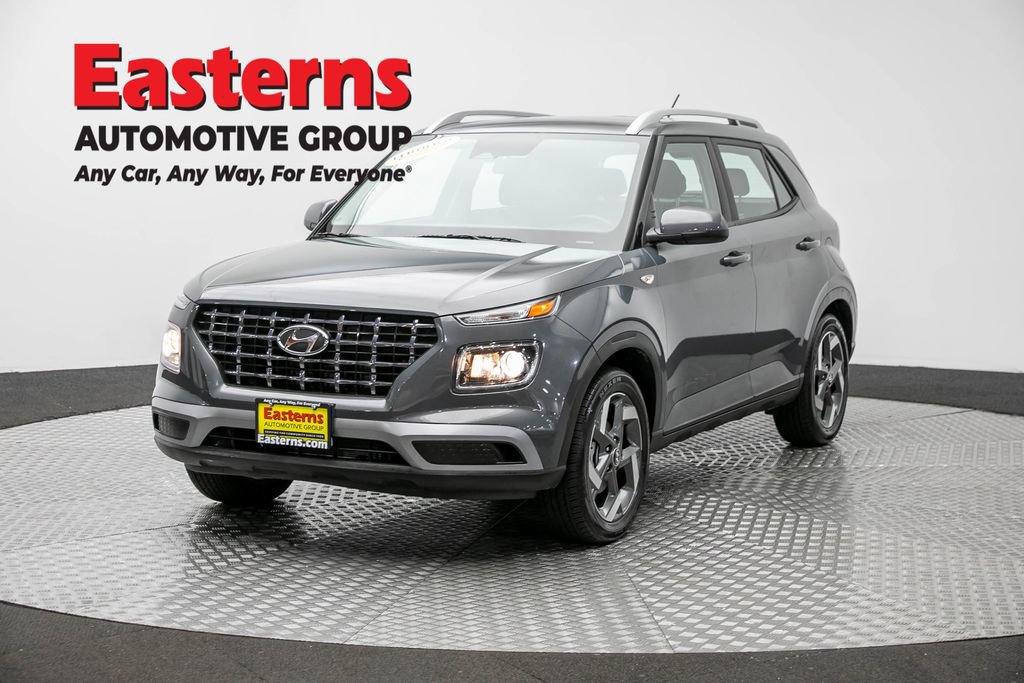 Used 2025 Hyundai Venue SEL FWD image 1