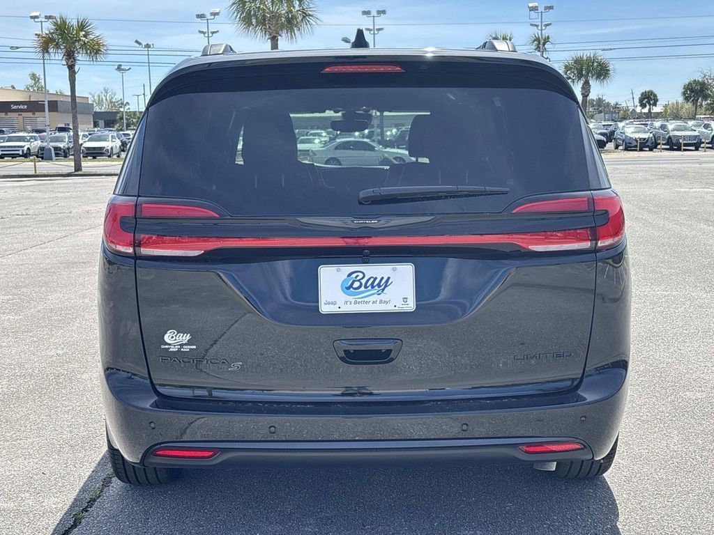 New 2026 Chrysler Pacifica Limited FWD image 4