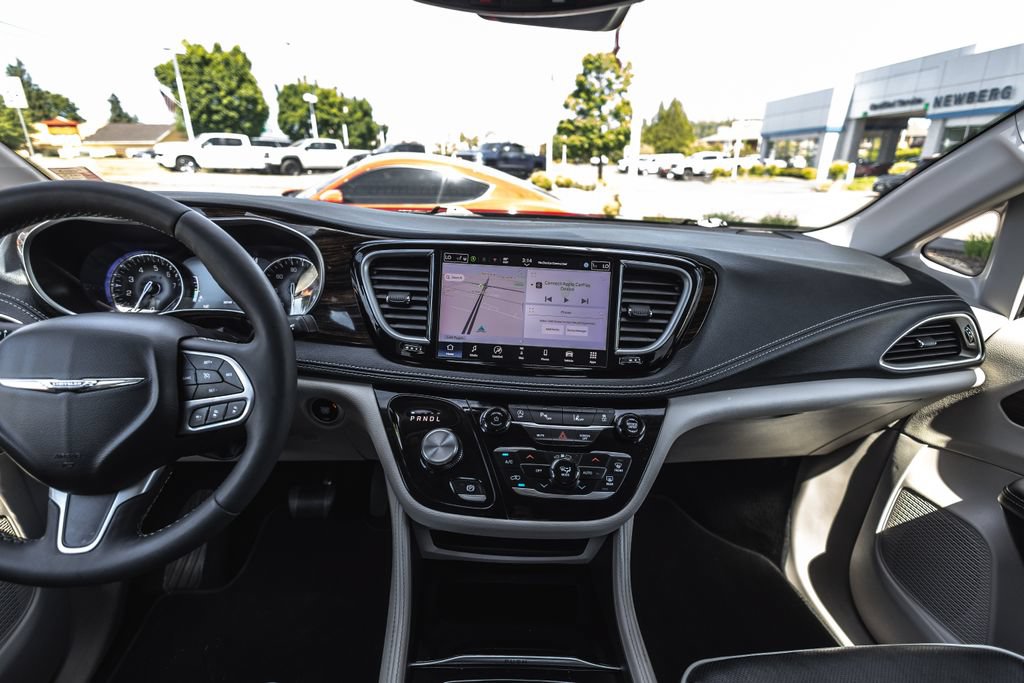 Used 2024 Chrysler Pacifica Limited FWD image 25