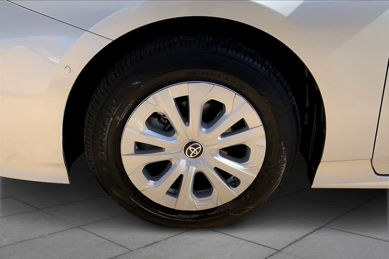 Used 2020 Toyota Prius LE FWD image 10