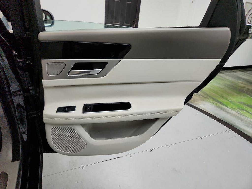 Used 2016 Jaguar XF Prestige RWD image 29