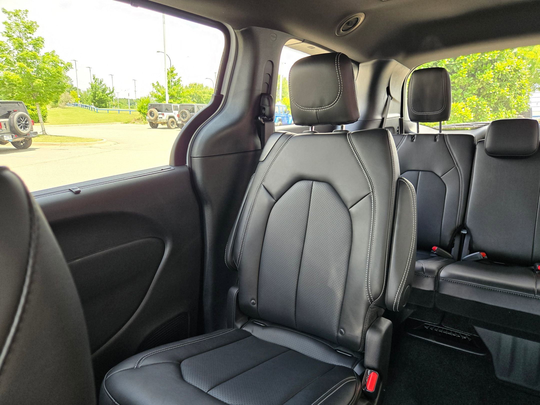 New 2027 Chrysler Pacifica Select FWD image 12