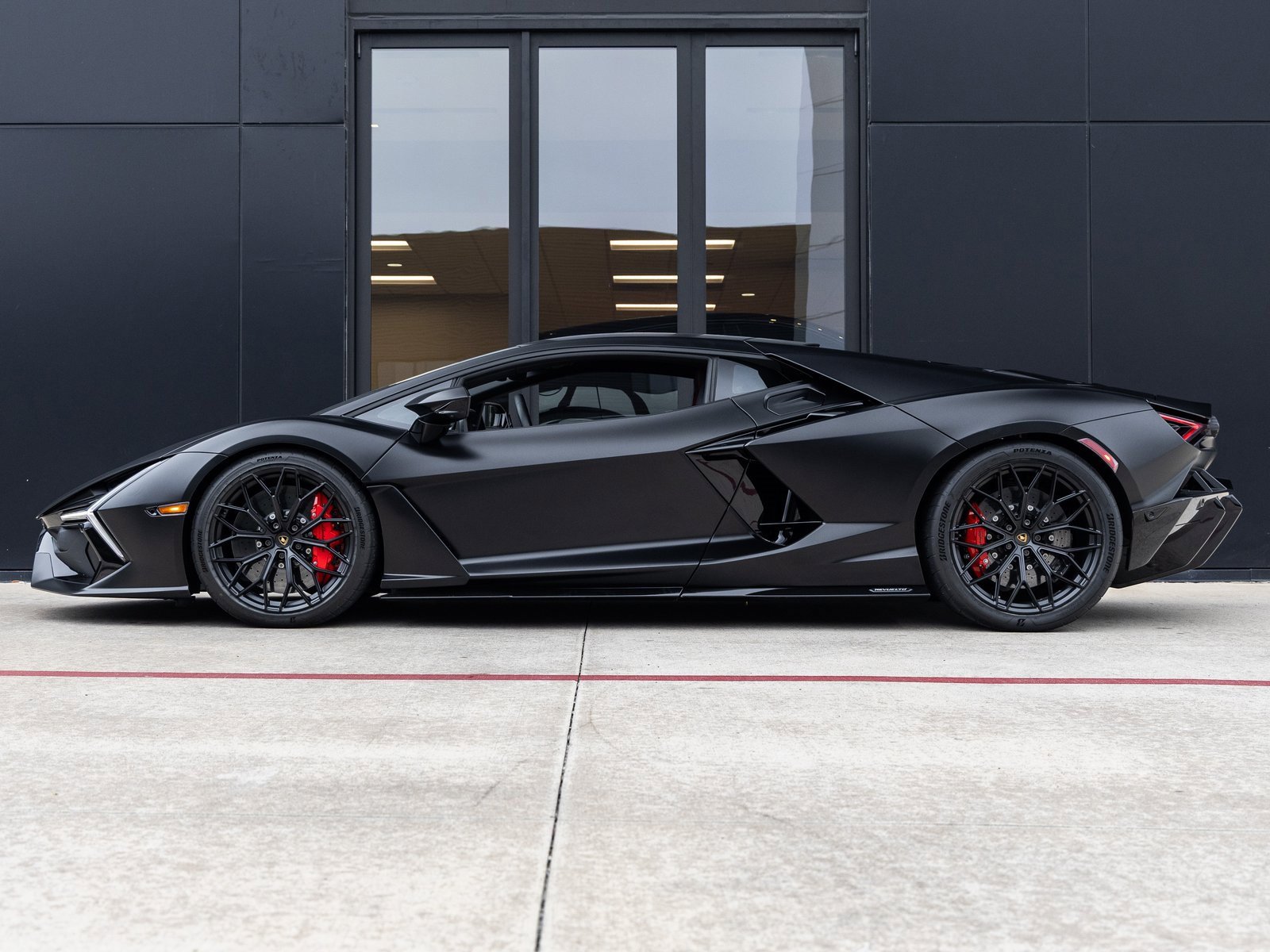 Used 2024 Lamborghini Revuelto image 10
