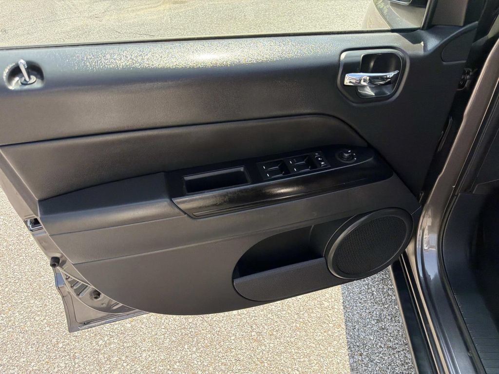 Used 2015 Jeep Compass Sport w/ Power Value Group FWD image 18