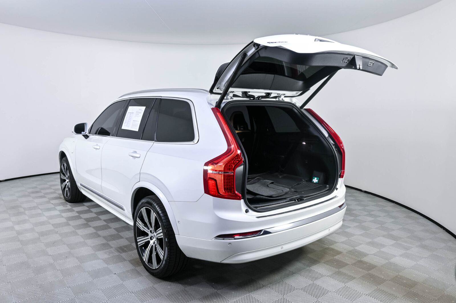Used 2025 Volvo XC90 T8 Ultra w/ Protection Package Premier AWD/4WD image 32