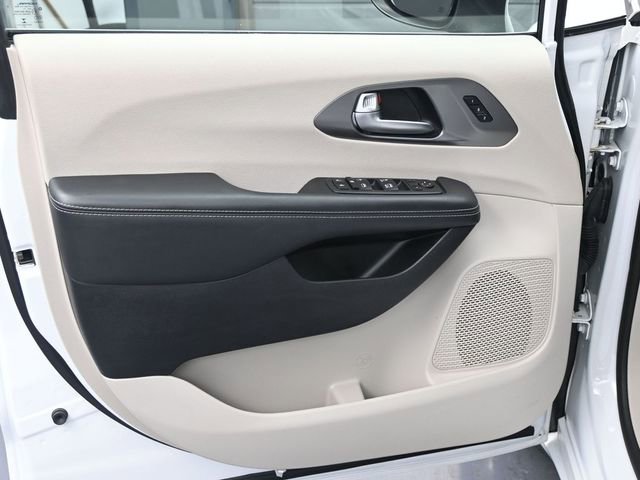 Used 2023 Chrysler Pacifica Touring-L image 9