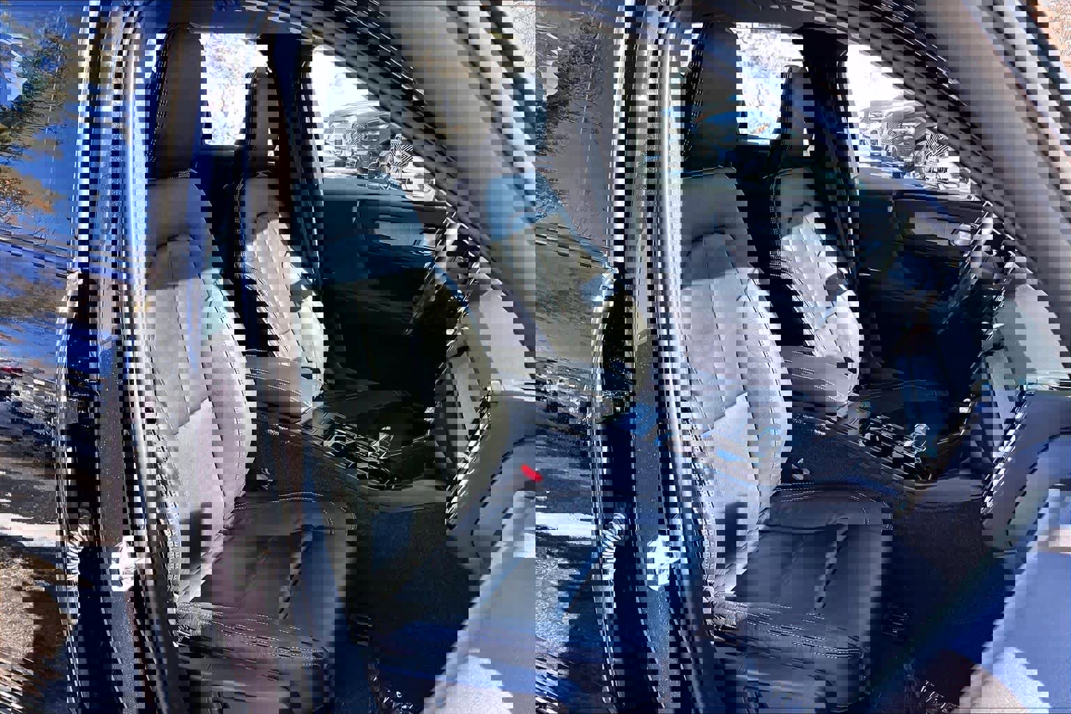 Used 2023 Volvo XC40 B5 Plus w/ Driver Assist Package image 8