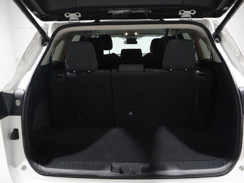 Used 2024 Toyota Highlander LE image 4