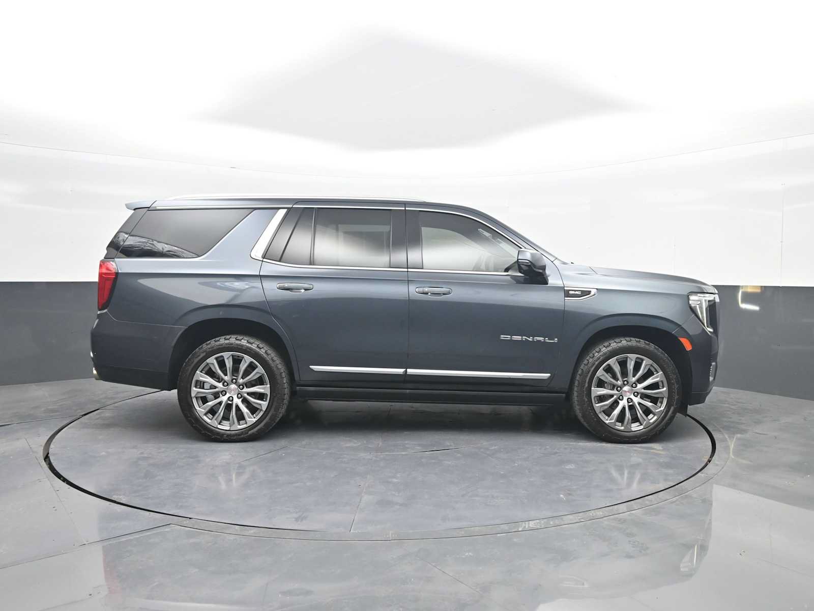 Used 2021 GMC Yukon Denali w/ Denali Premium Package RWD image 9