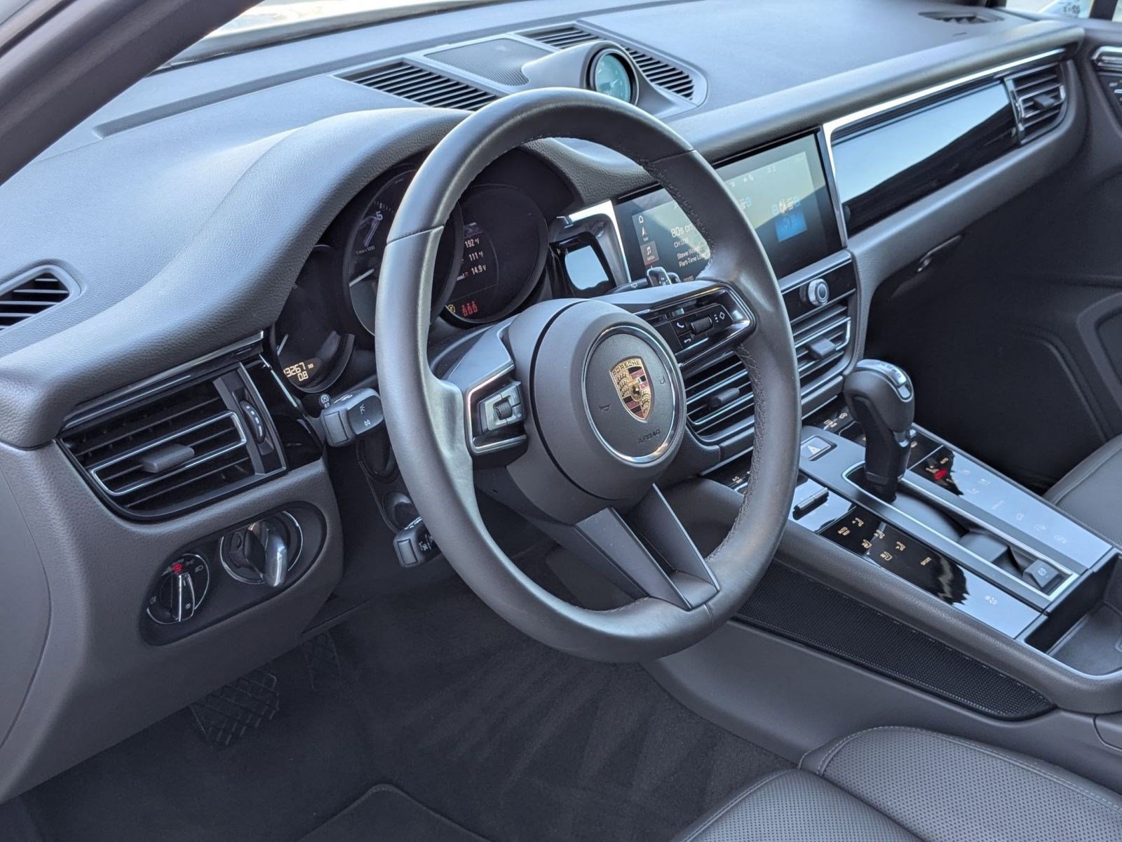 Certified 2025 Porsche Macan image 4