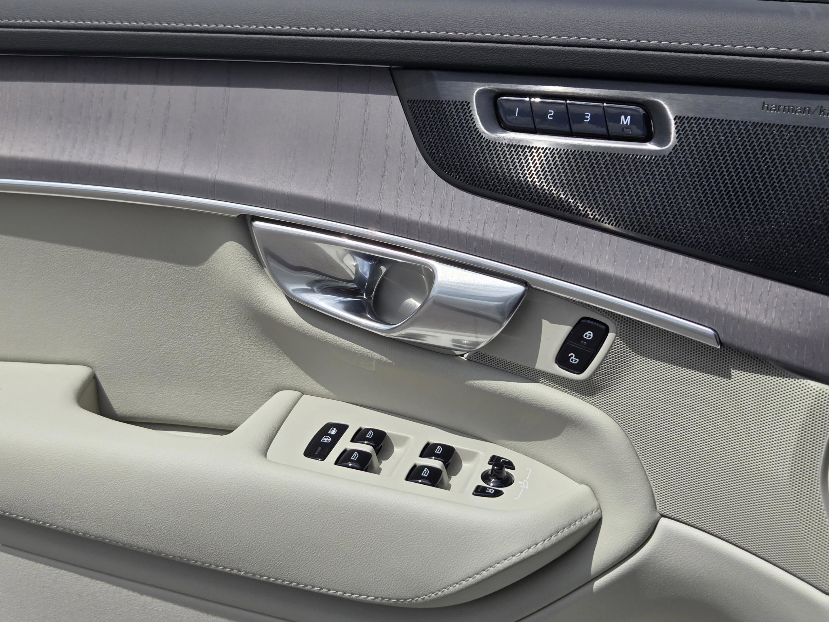 New 2026 Volvo XC90 B6 Ultra w/ Protection Package image 17