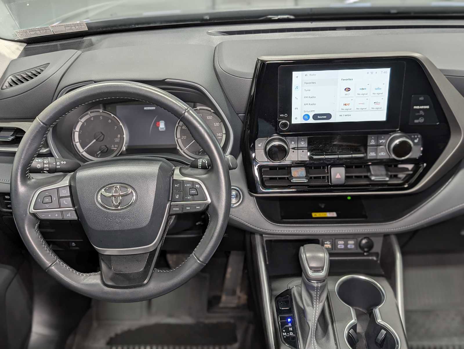 Used 2023 Toyota Highlander XLE image 5