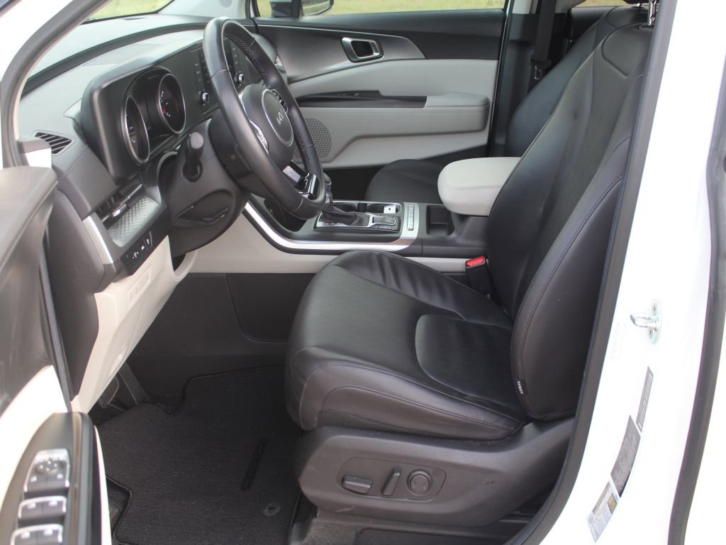 Used 2023 Kia Carnival LX image 3