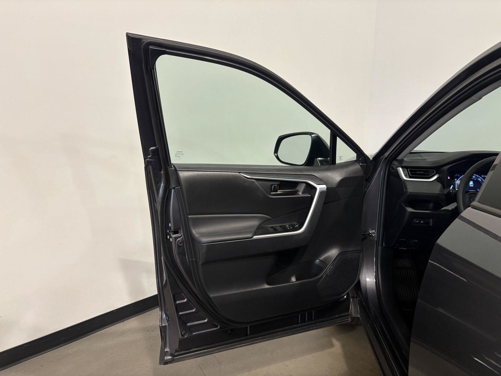 Used 2023 Toyota RAV4 LE AWD/4WD image 10
